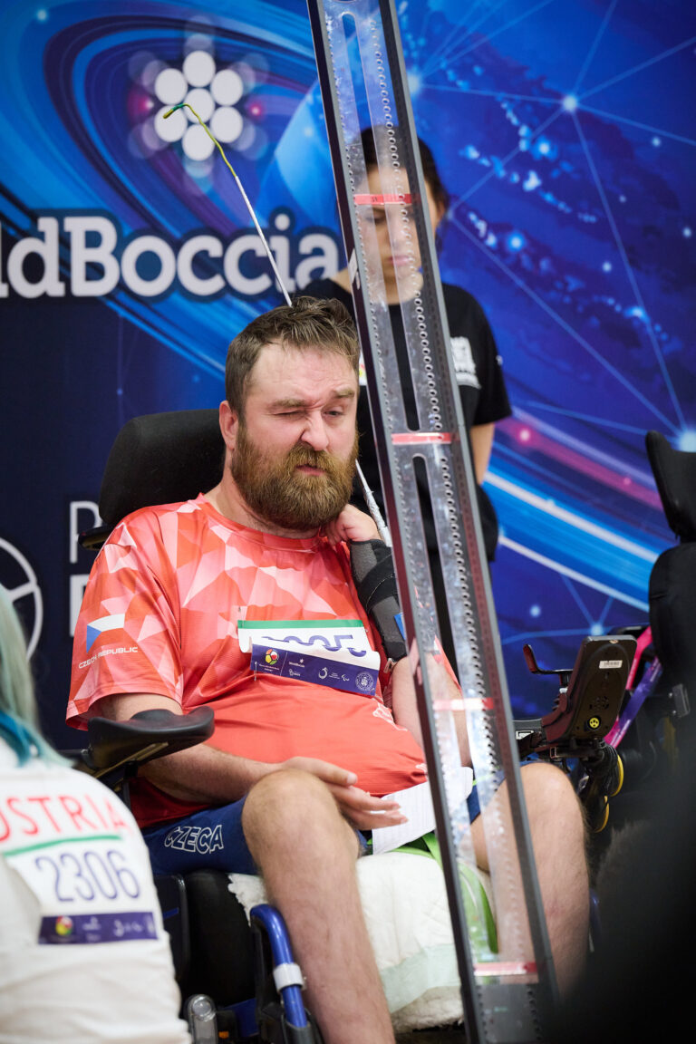 Sędzia podczas pomiaru odległości bil – Poznań 2026 World Boccia Challenger