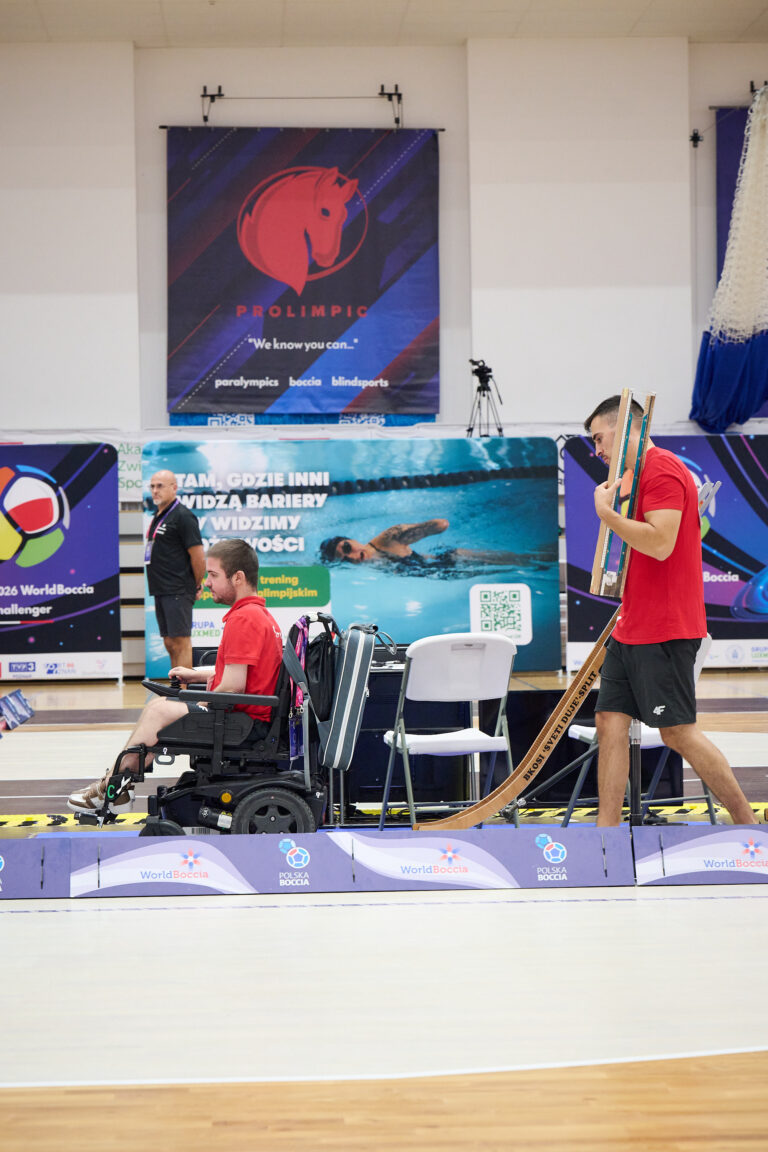 Zawodnik boccia w trakcie rzutu – Poznań 2026 World Boccia Challenger