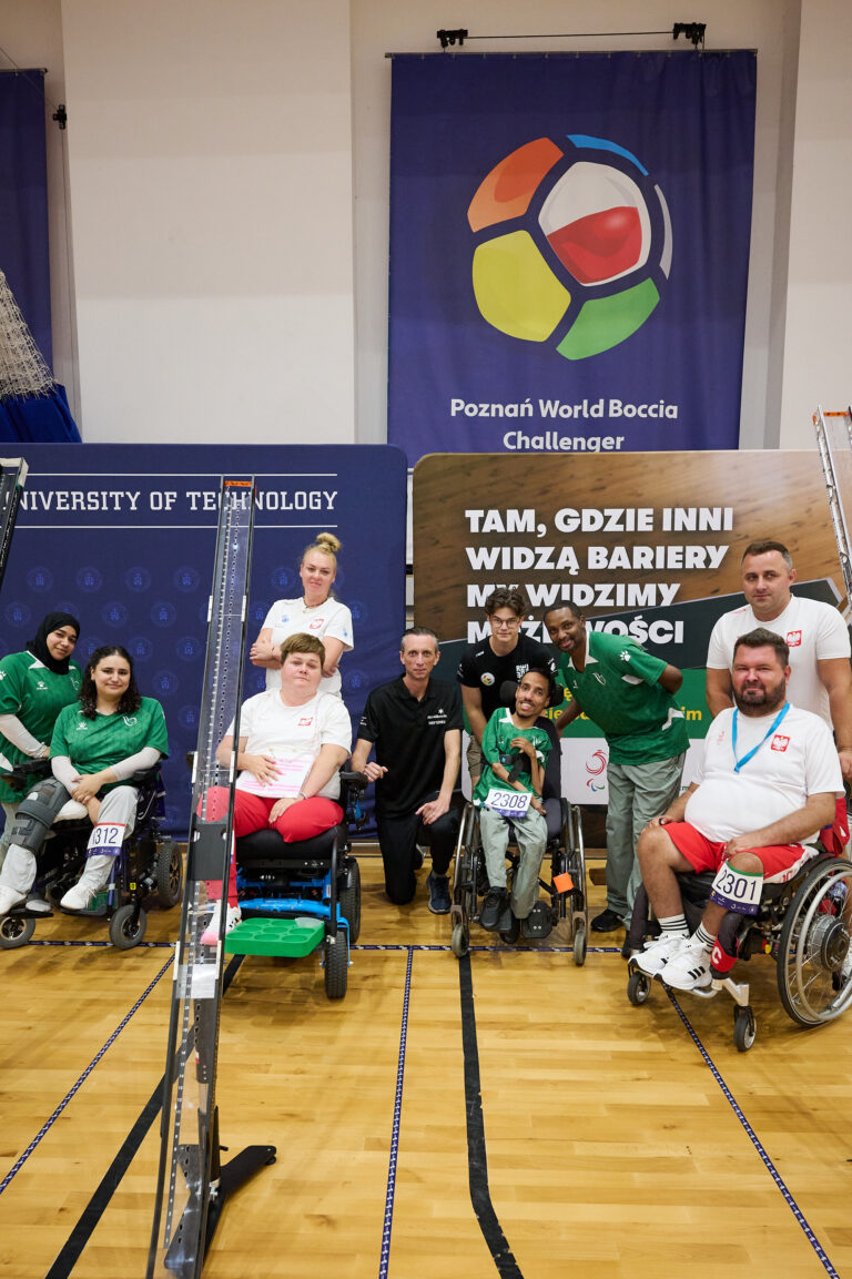 Zdjęcie grupowe zawodników, asystentów i wolontariuszy podczas turnieju Poznań 2026 World Boccia Challenger