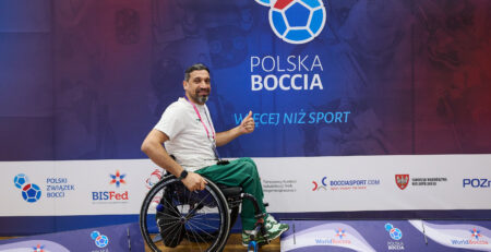 Zawodnik boccia w trakcie rzutu – Poznań 2026 World Boccia Challenger