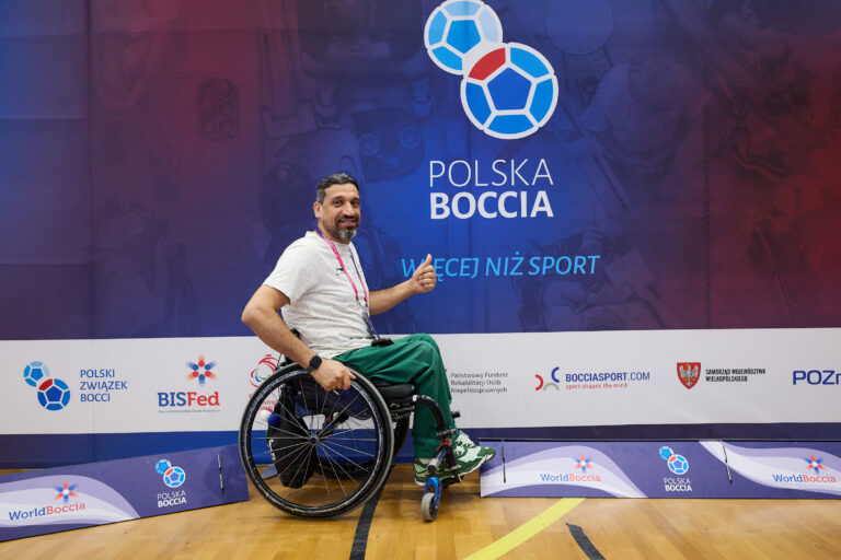 Zawodnik boccia w trakcie rzutu – Poznań 2026 World Boccia Challenger