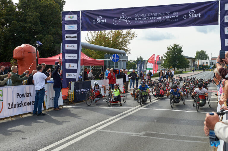 Zawodnicy na handbike’ach na linii startu wyścigu Mistrzostw Polski w parakolarstwie szosowym