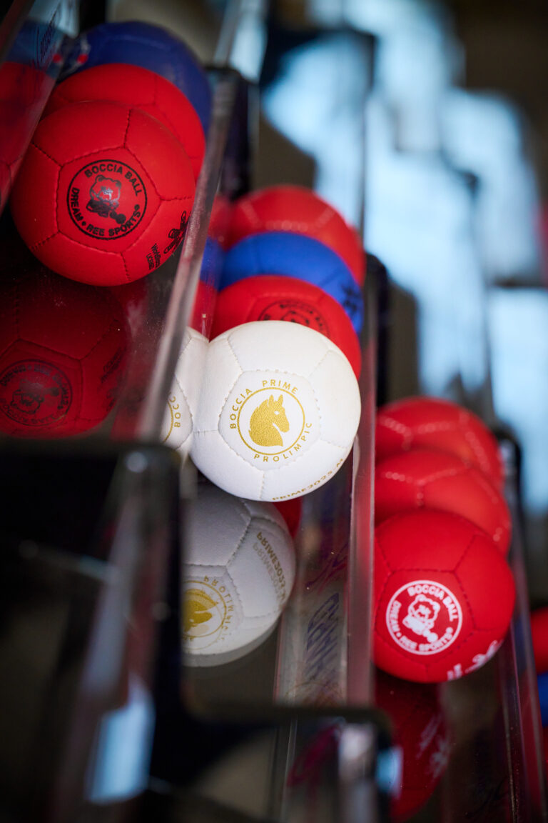 Sędzia podczas pomiaru odległości bil – Poznań 2026 World Boccia Challenger