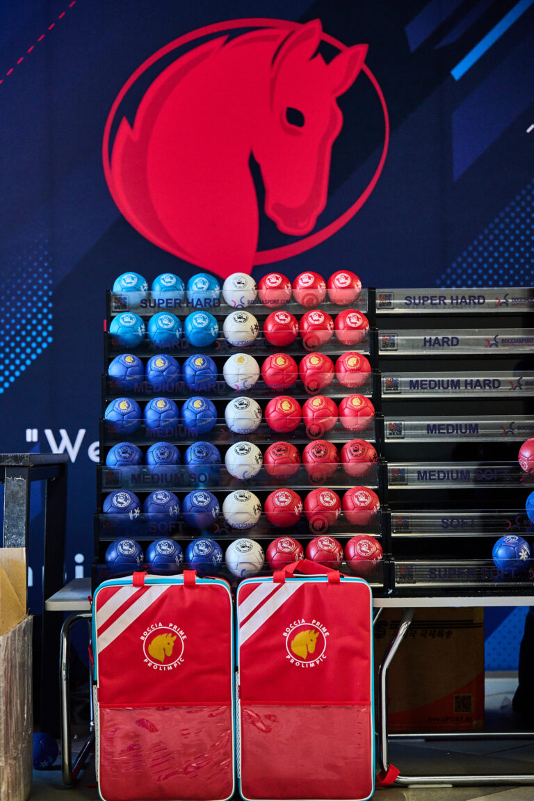Sędzia podczas pomiaru odległości bil – Poznań 2026 World Boccia Challenger