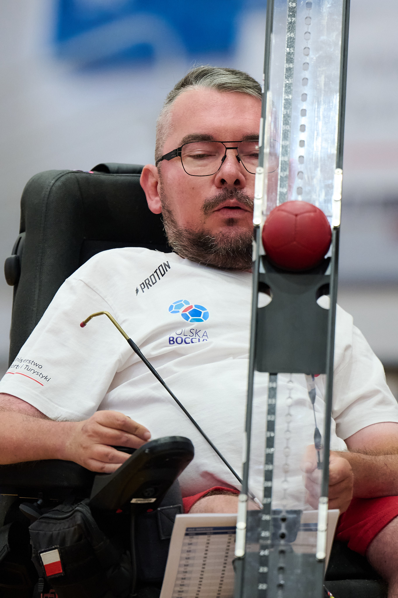 World Boccia Challenger Poznań — zawodnik przy rampie z operatorem