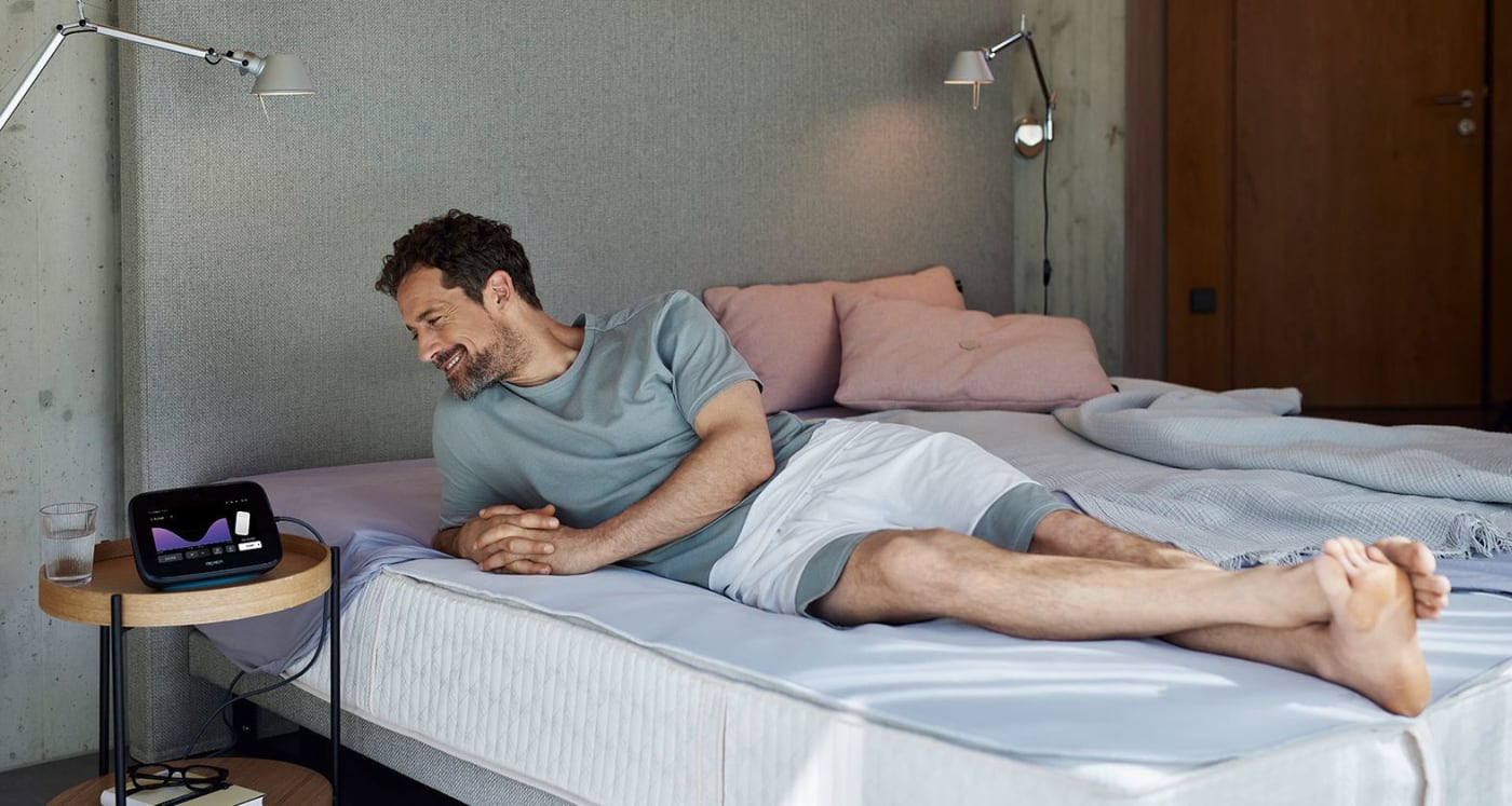 Mężczyzna w sypialni z aplikatorem BEMER B.Bed Evo