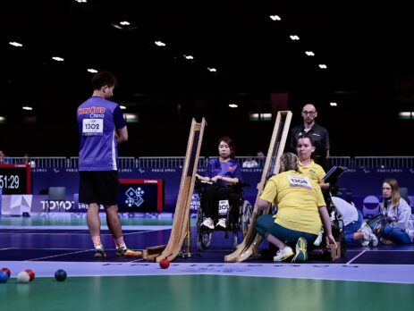 Mecz boccii – zawodnik przygotowuje się do rzutu, scena ilustrująca koncentrację i uważność
