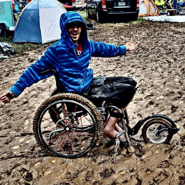 FreeWheel na kamienistym terenie na kempingu