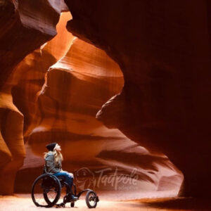 Użytkownik wózka z FreeWheel w kanionie – jazda po piasku i skałach