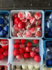 Bile do boccii z outletu – czerwone, niebieskie i białe