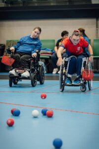 Zawodnicy na wózkach w trakcie endu, kula na boisku – Bielsko-Biała, wrzesień 2026