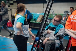 Zawodnik z asystentem podczas meczu bocci – Bielsko-Biała, wrzesień 2026
