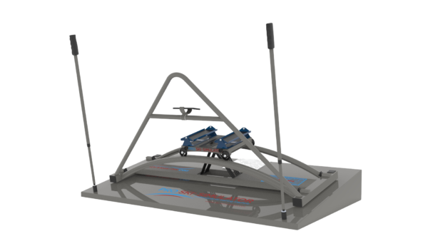 Professional Ski Simulator – pochylona platforma obrotowa z kijkami i karetką, ujęcie z boku