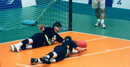 Zawodnicy goalballa w maskach podczas meczu