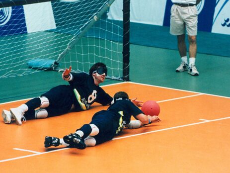 Zawodnicy goalballa w maskach podczas meczu