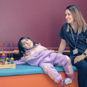 Terapeutka z dziewczynką podczas zajęć w przedszkolu