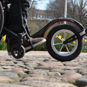 Użytkownik wózka z Track Wheel w terenie