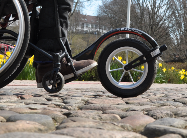 Użytkownik wózka z Track Wheel w terenie