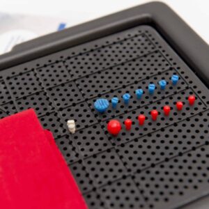 Kołeczki na siatce Boccia Touch Grid – czerwone, niebieskie i jack
