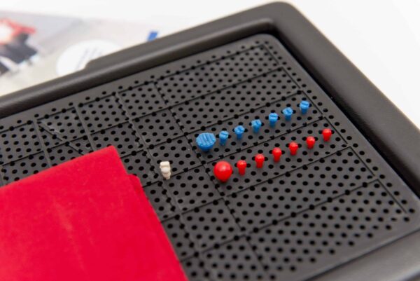 Kołeczki na siatce Boccia Touch Grid – czerwone, niebieskie i jack