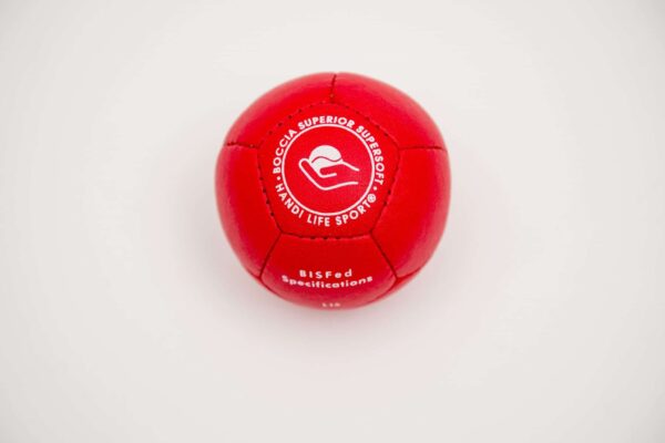 Czerwona bila Superior Supersoft 2026 – detal szwów i licencji World Boccia