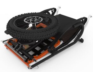 Wózek terenowy Joëlette Adventure z pasażerem i przewodnikami na szlaku