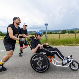 Drużyna z wózkiem Joëlette Finisher na mecie maratonu