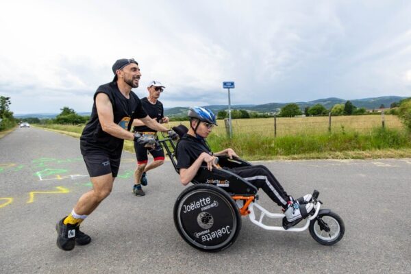 Drużyna z wózkiem Joëlette Finisher na mecie maratonu