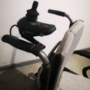 Medilife O2 wózek inwalidzki elektryczny (D130FL) – lekki, do samolotu – zdjęcie 4